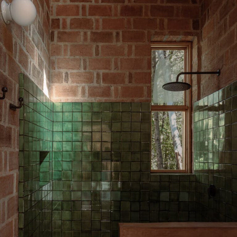 Estructura y cubierta de madera al interior de Casa Estelí
