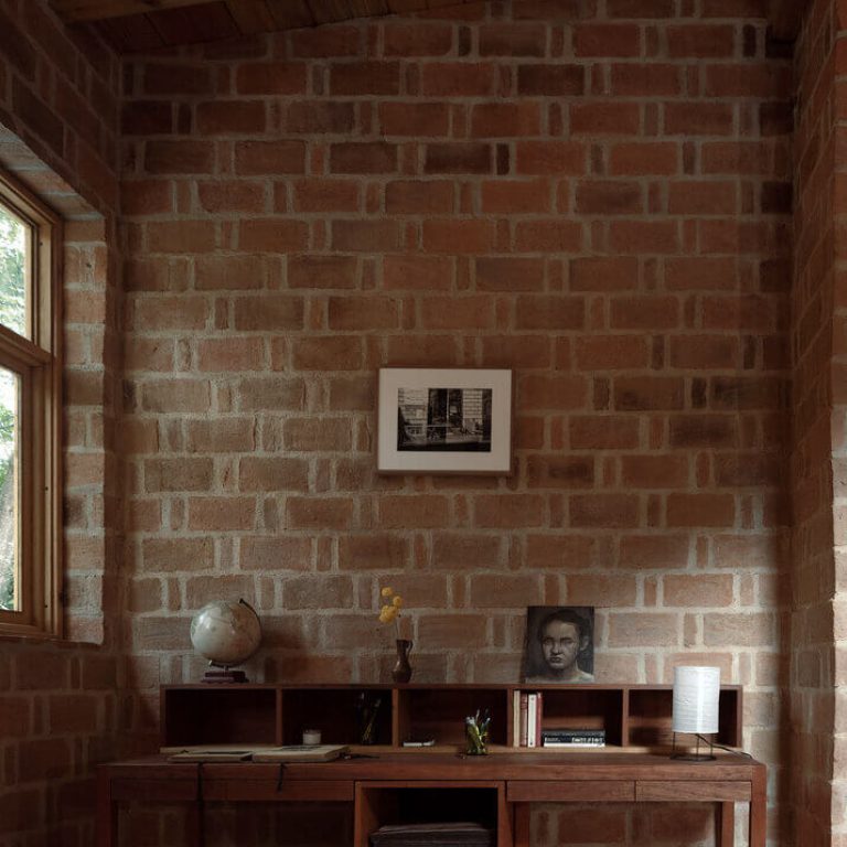 Recámara de Casa Estelí con acabados de barro y madera