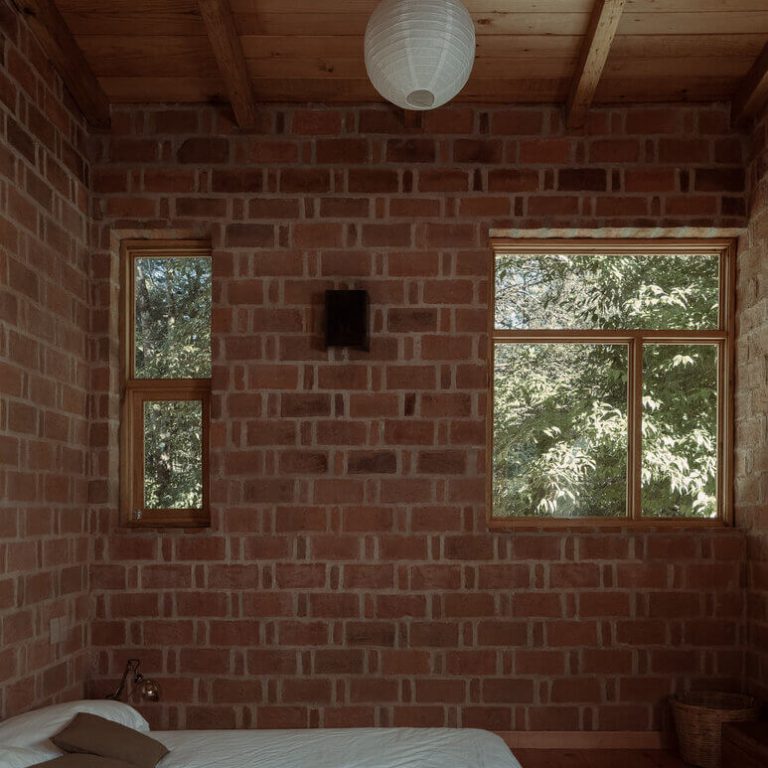 Materialidad de adobe, ladrillo y madera en Casa Estelí