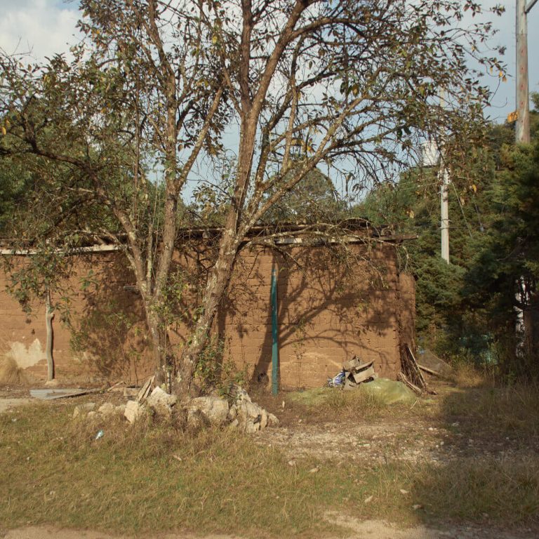 Cubierta ligera de madera que protege el volumen de adobe de Casa Estelí