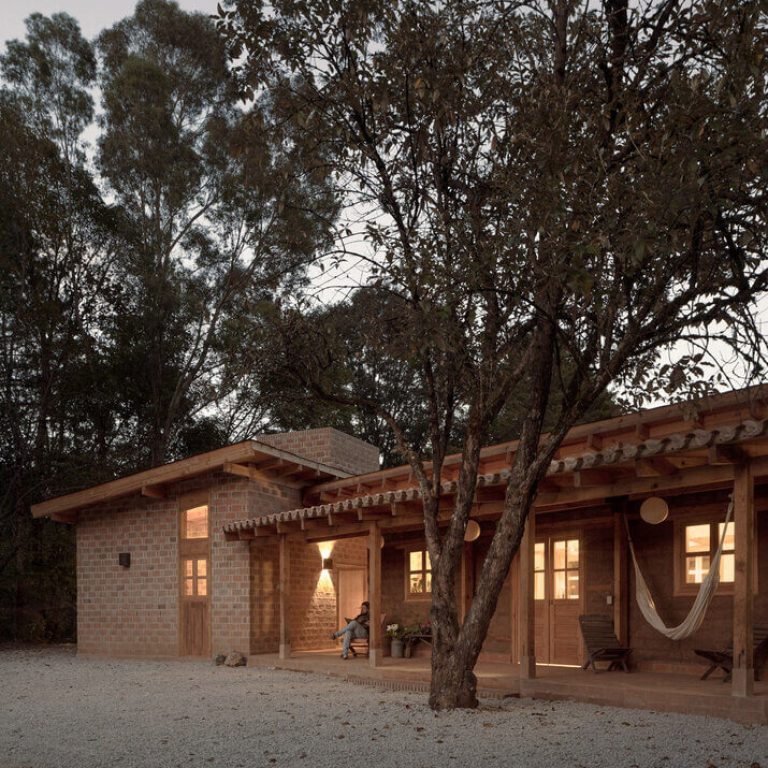 Encuentro entre adobe y ladrillo rojo en Casa Estelí