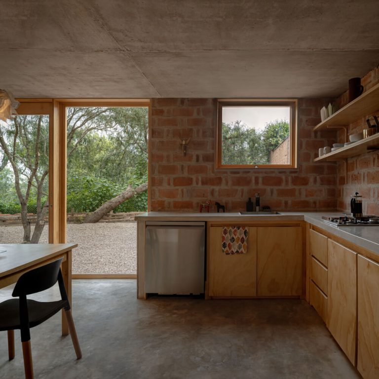 Casa Finlandia por Escobedo Soliz Studio: Diseño Contemplativo de Ladrillo en San Pedro de los Pozos