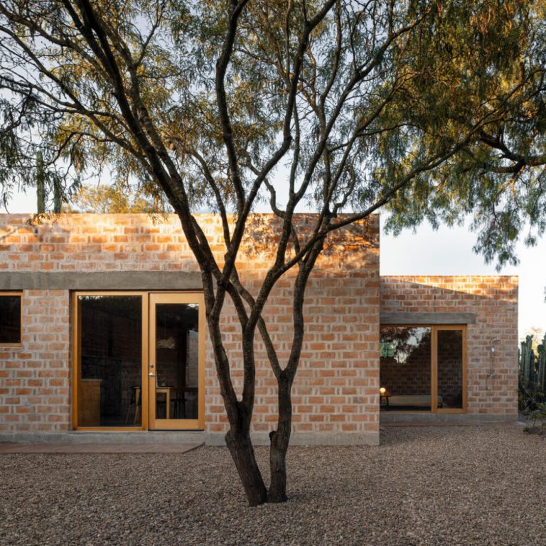 Casa Finlandia por Escobedo Soliz Studio: Diseño Contemplativo de Ladrillo en San Pedro de los Pozos