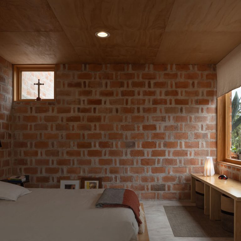 Casa Finlandia por Escobedo Soliz Studio: Diseño Contemplativo de Ladrillo en San Pedro de los Pozos