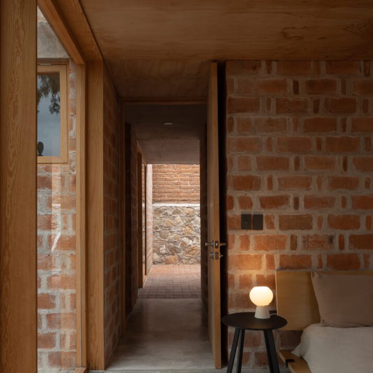 Casa Finlandia por Escobedo Soliz Studio: Diseño Contemplativo de Ladrillo en San Pedro de los Pozos