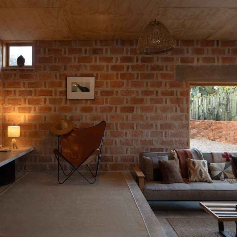 Casa Finlandia por Escobedo Soliz Studio: Diseño Contemplativo de Ladrillo en San Pedro de los Pozos