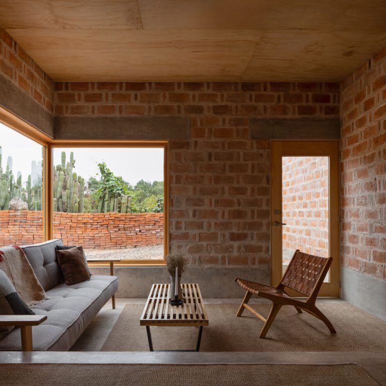 Casa Finlandia por Escobedo Soliz Studio: Diseño Contemplativo de Ladrillo en San Pedro de los Pozos