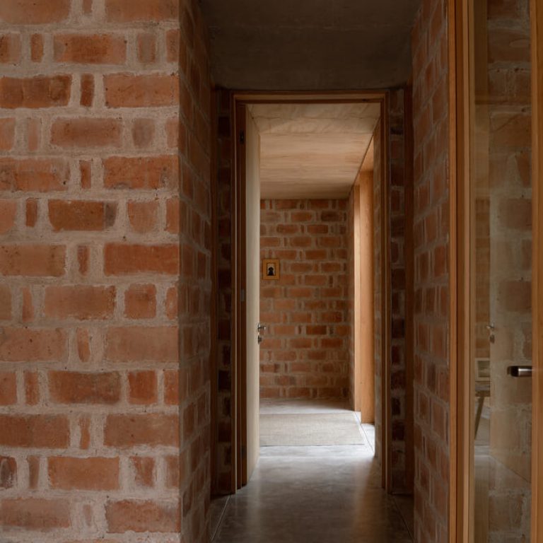 Casa Finlandia por Escobedo Soliz Studio: Diseño Contemplativo de Ladrillo en San Pedro de los Pozos