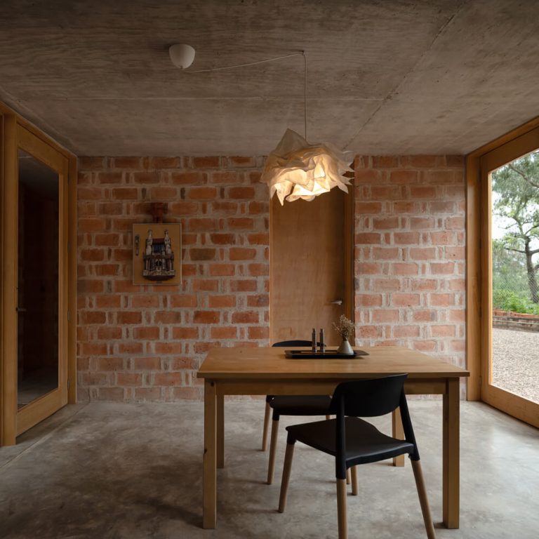 Casa Finlandia por Escobedo Soliz Studio: Diseño Contemplativo de Ladrillo en San Pedro de los Pozos