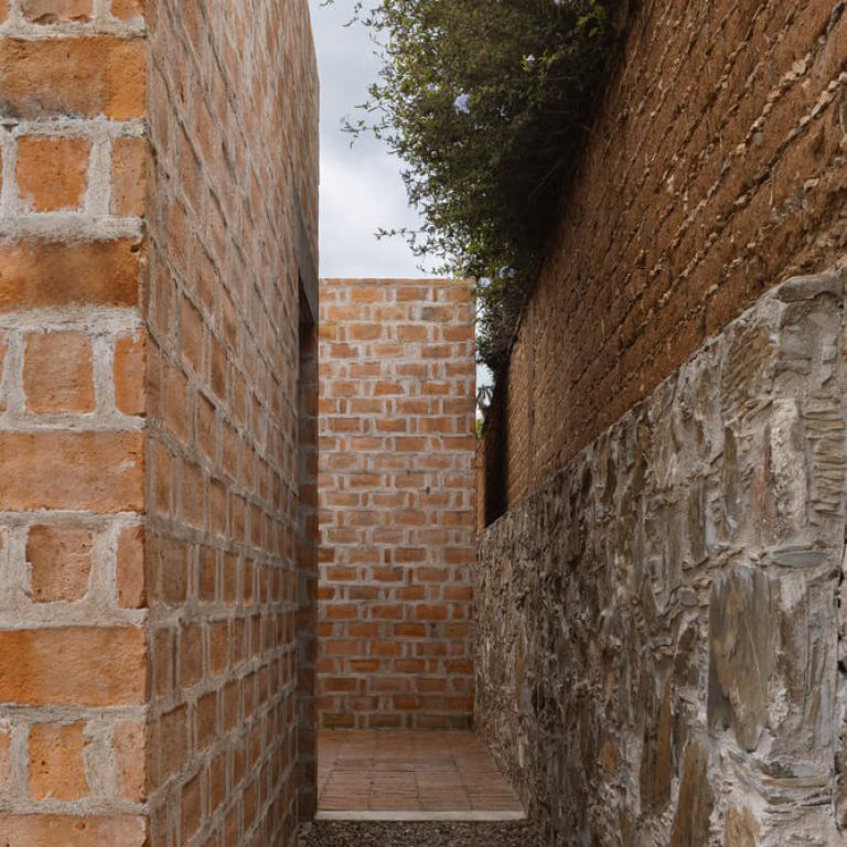 Casa Finlandia por Escobedo Soliz Studio: Diseño Contemplativo de Ladrillo en San Pedro de los Pozos