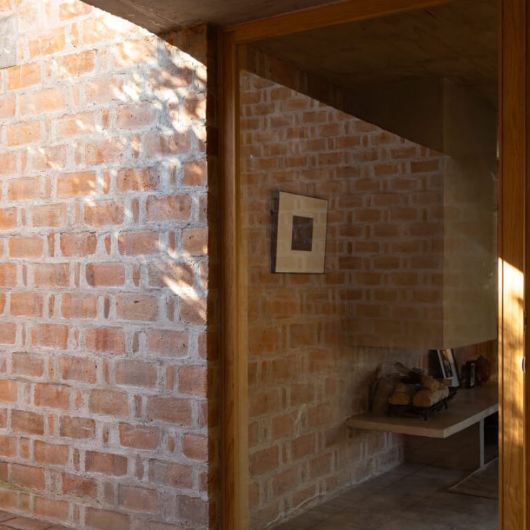 Casa Finlandia por Escobedo Soliz Studio: Diseño Contemplativo de Ladrillo en San Pedro de los Pozos