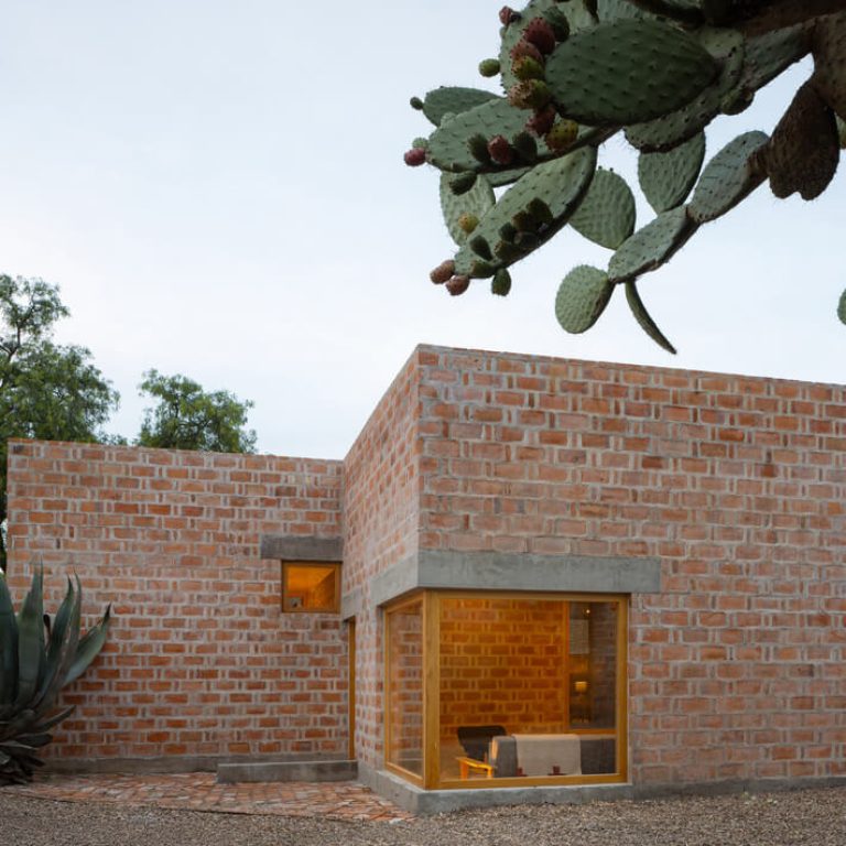 Casa Finlandia por Escobedo Soliz Studio: Diseño Contemplativo de Ladrillo en San Pedro de los Pozos