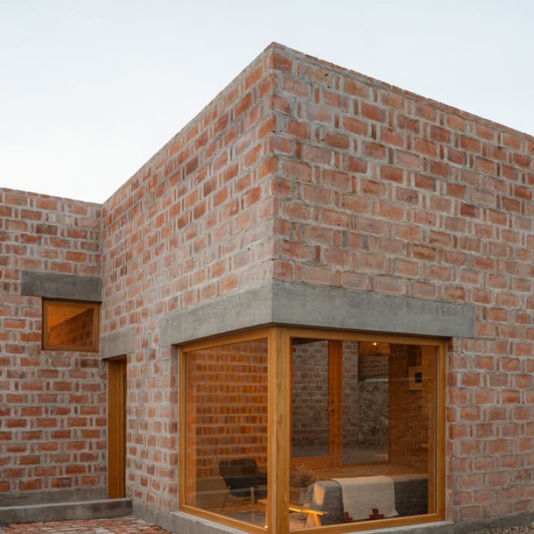 Casa Finlandia por Escobedo Soliz Studio: Diseño Contemplativo de Ladrillo en San Pedro de los Pozos