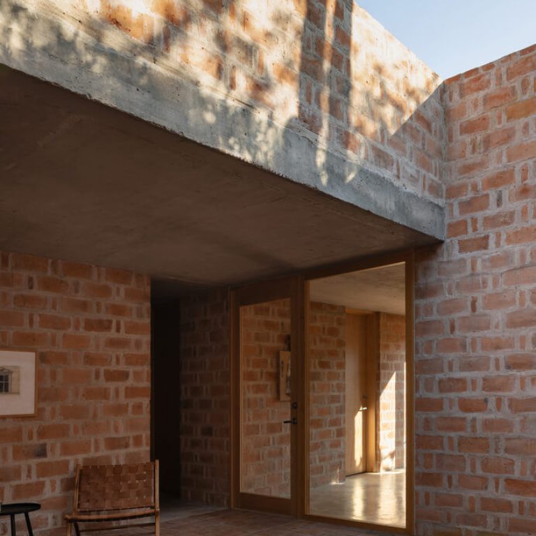 Casa Finlandia por Escobedo Soliz Studio: Diseño Contemplativo de Ladrillo en San Pedro de los Pozos
