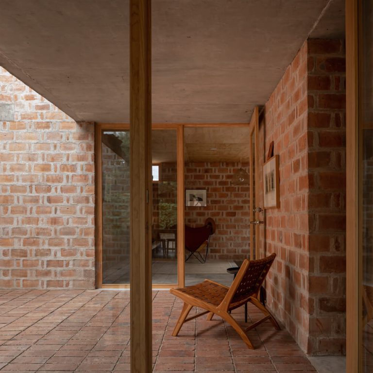 Casa Finlandia por Escobedo Soliz Studio: Diseño Contemplativo de Ladrillo en San Pedro de los Pozos