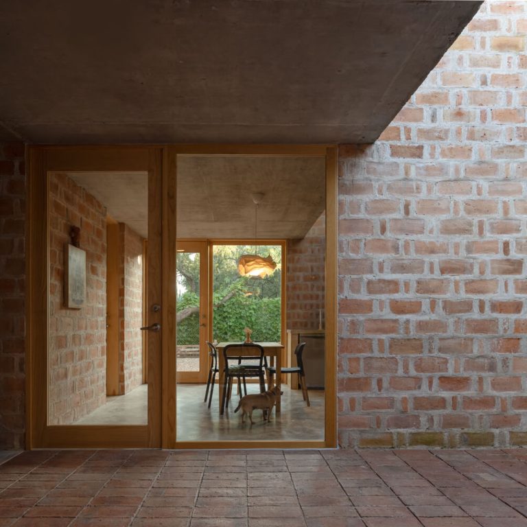 Casa Finlandia por Escobedo Soliz Studio: Diseño Contemplativo de Ladrillo en San Pedro de los Pozos