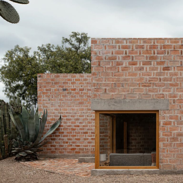 Casa Finlandia por Escobedo Soliz Studio: Diseño Contemplativo de Ladrillo en San Pedro de los Pozos