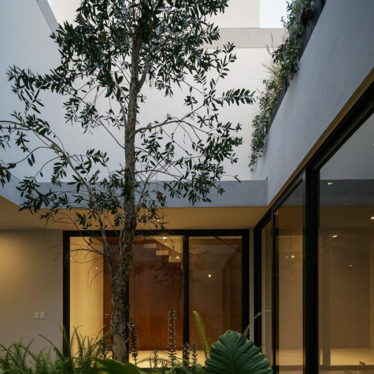 Casa G Zapopan: Diseño Interior y Luz Natural en Residencia de 340 m² por TACHER ARQUITECTOS