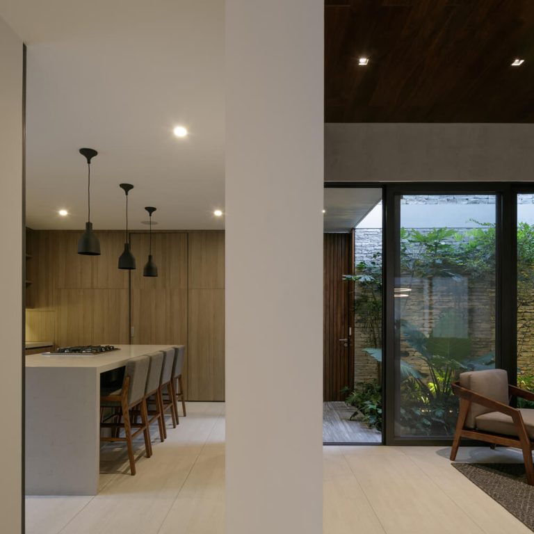 Casa G Zapopan: Diseño Interior y Luz Natural en Residencia de 340 m² por TACHER ARQUITECTOS
