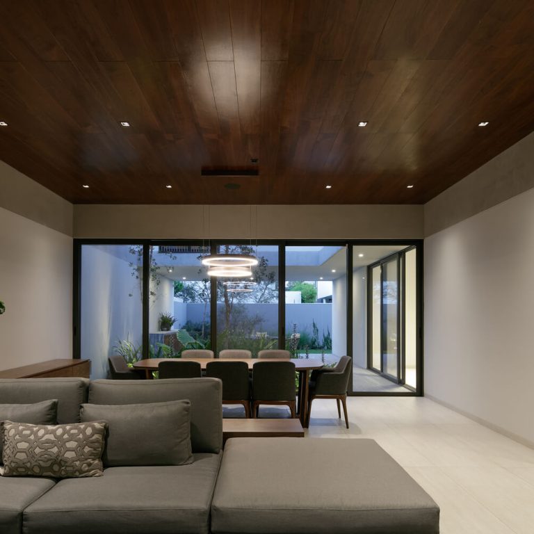 Casa G Zapopan: Diseño Interior y Luz Natural en Residencia de 340 m² por TACHER ARQUITECTOS