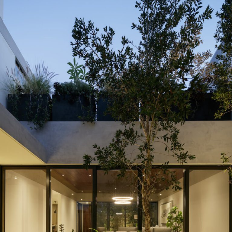 Casa G Zapopan: Diseño Interior y Luz Natural en Residencia de 340 m² por TACHER ARQUITECTOS