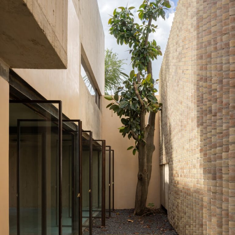 Casa Gardenias: Reconfiguración Arquitectónica en Naucalpan / Vrtical