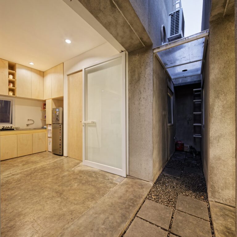 Casa Gemela en indonesia: Arquitectura y Diseño en Espacio Reducido de 73 m2