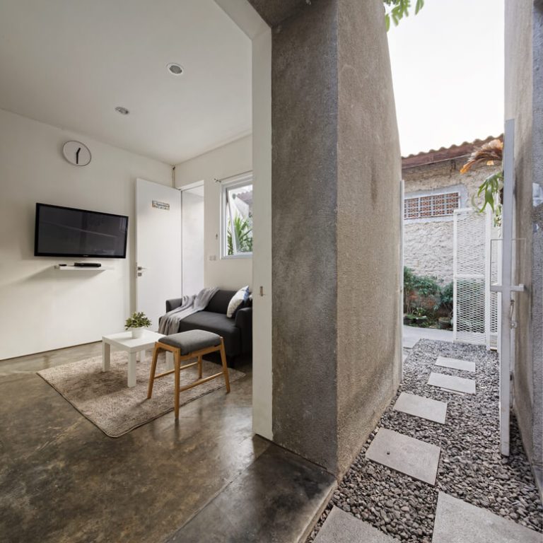 Casa Gemela en indonesia: Arquitectura y Diseño en Espacio Reducido de 73 m2