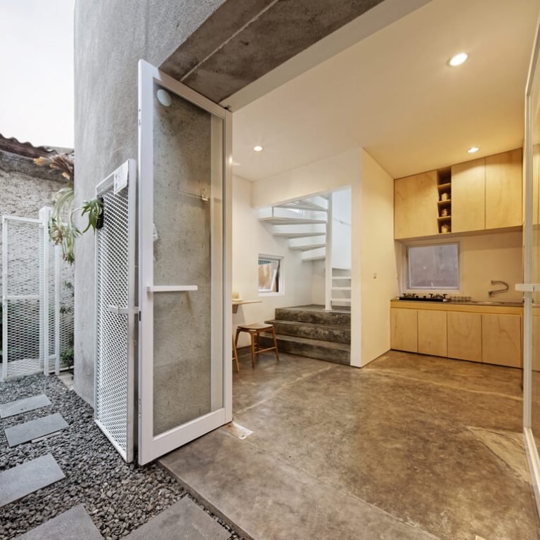 Casa Gemela en indonesia: Arquitectura y Diseño en Espacio Reducido de 73 m2