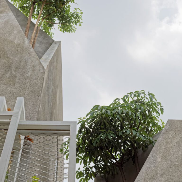 Casa Gemela en indonesia: Arquitectura y Diseño en Espacio Reducido de 73 m2