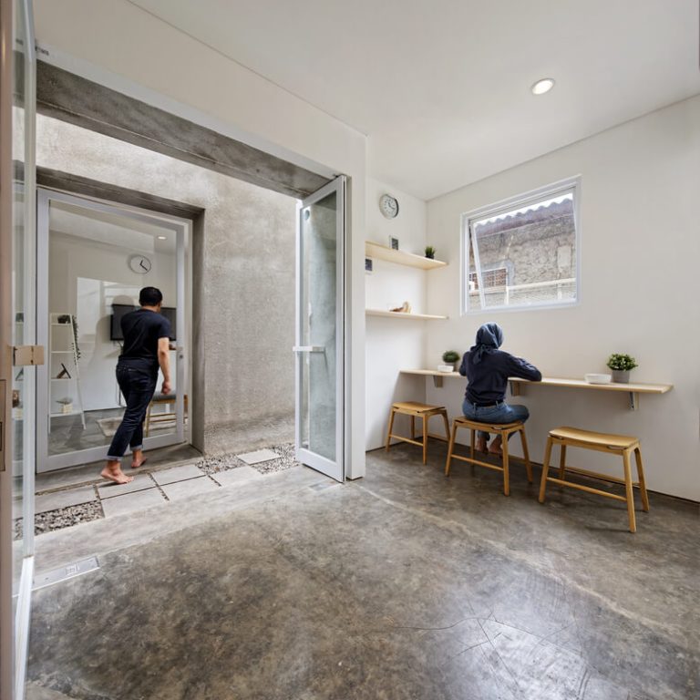 Casa Gemela en indonesia: Arquitectura y Diseño en Espacio Reducido de 73 m2