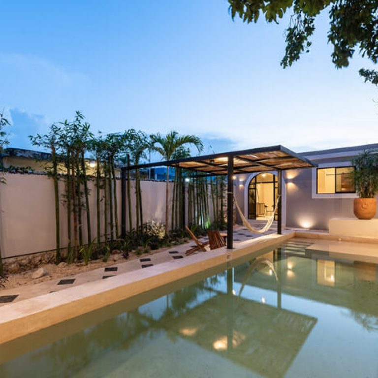 Casa Golondrinna: Rehabilitación de 246 m² en Mérida