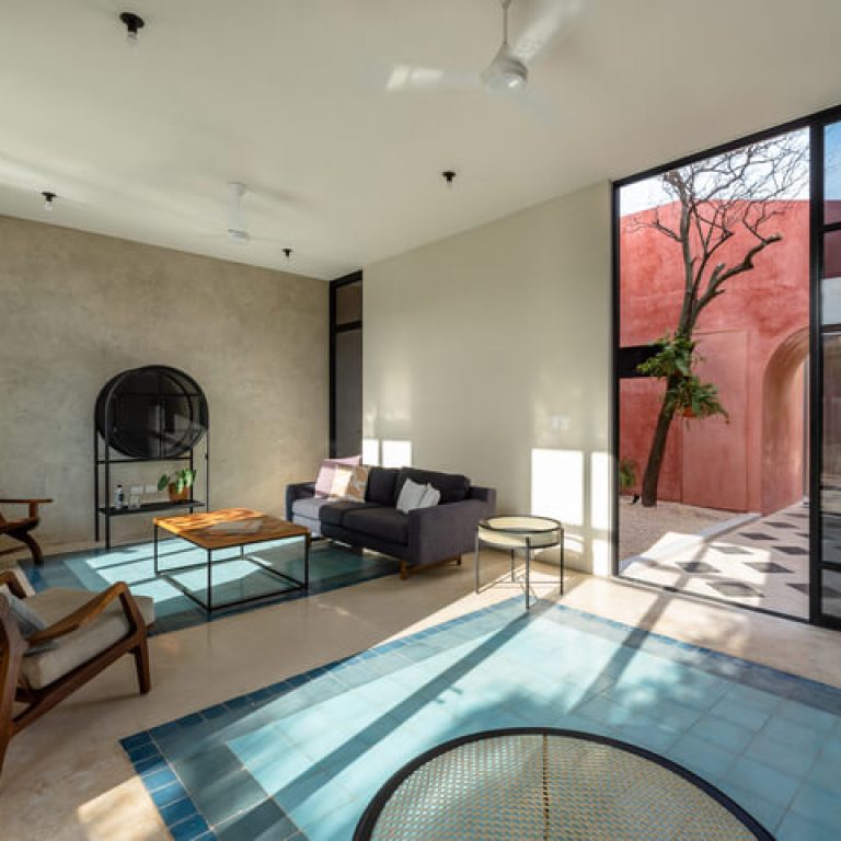 Casa Golondrinna: Rehabilitación de 246 m² en Mérida