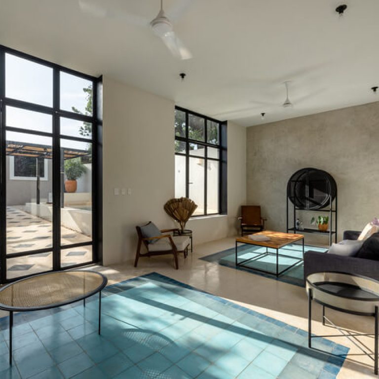 Casa Golondrinna: Rehabilitación de 246 m² en Mérida