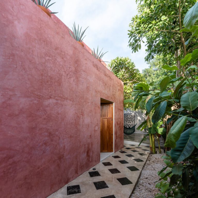 Casa Golondrinna: Rehabilitación de 246 m² en Mérida