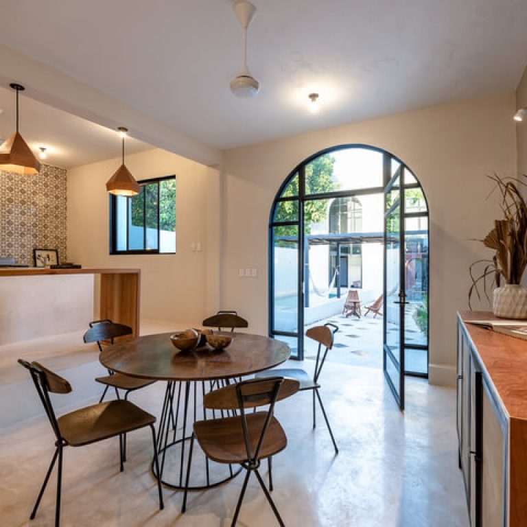 Casa Golondrinna: Rehabilitación de 246 m² en Mérida