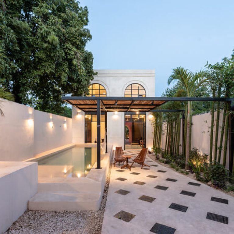 Casa Golondrinna: Rehabilitación de 246 m² en Mérida