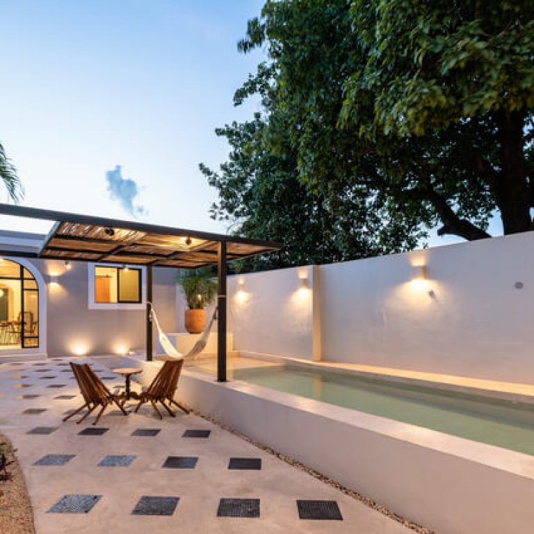 Casa Golondrinna: Rehabilitación de 246 m² en Mérida