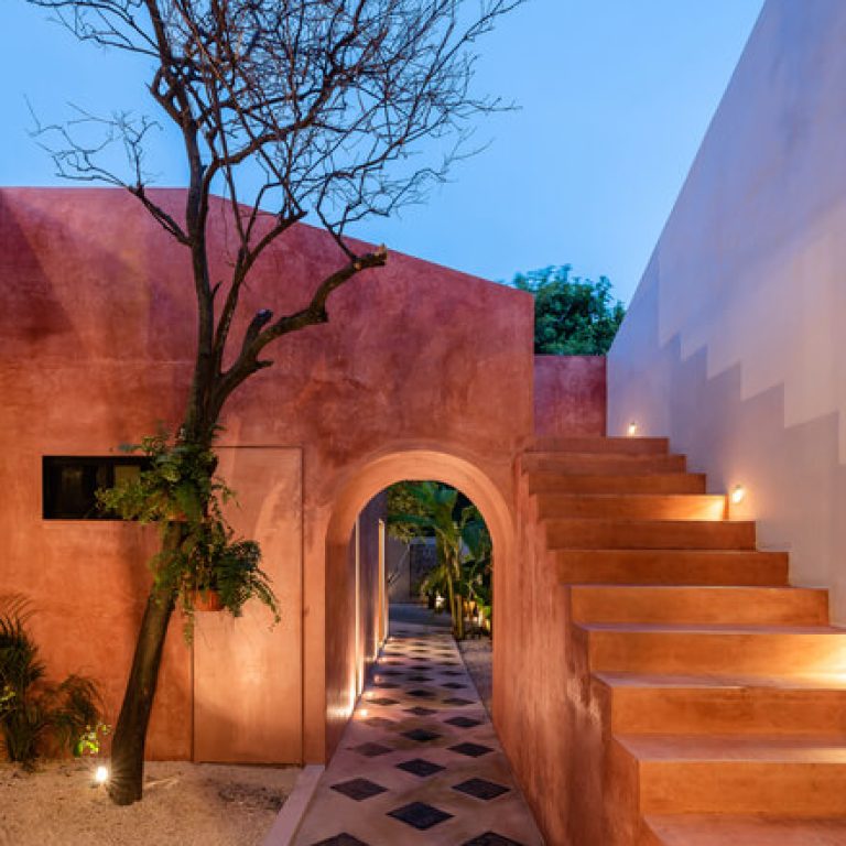 Casa Golondrinna: Rehabilitación de 246 m² en Mérida