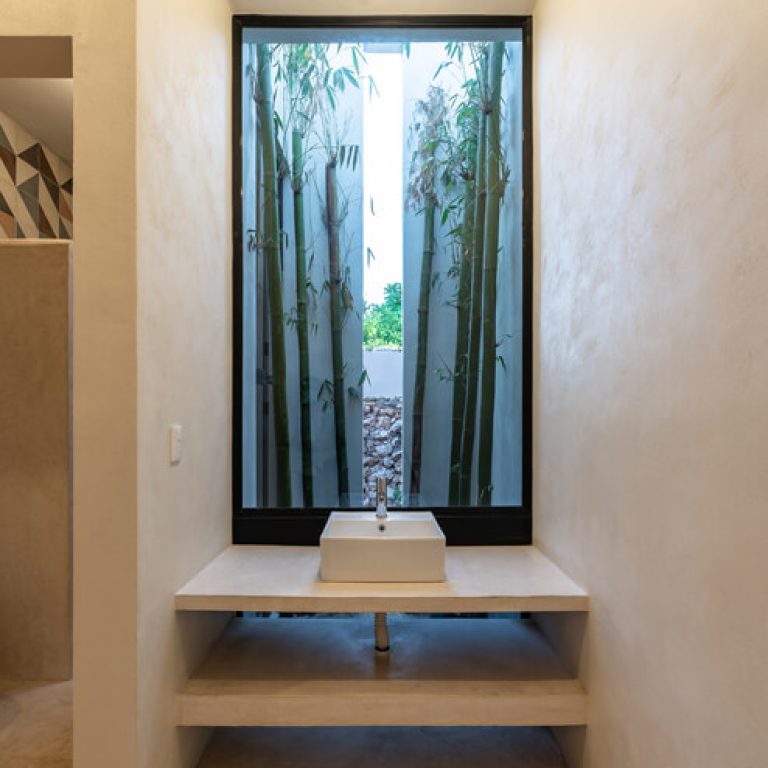 Casa Golondrinna: Rehabilitación de 246 m² en Mérida