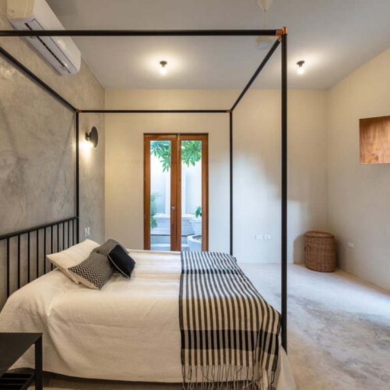 Casa Golondrinna: Rehabilitación de 246 m² en Mérida