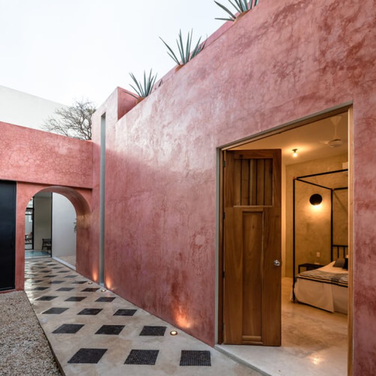 Casa Golondrinna: Rehabilitación de 246 m² en Mérida