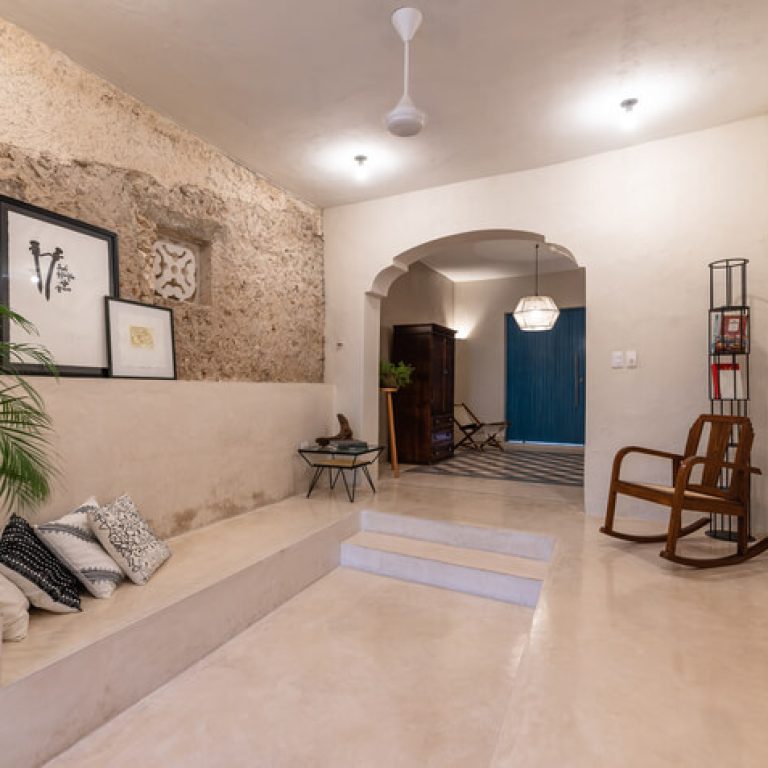 Casa Golondrinna: Rehabilitación de 246 m² en Mérida