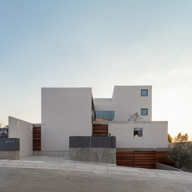 Casa Granito 53: Residencia contemporánea en Zibatá por Grupo Hersa
