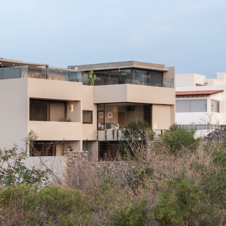Casa Granito 53: Residencia contemporánea en Zibatá por Grupo Hersa