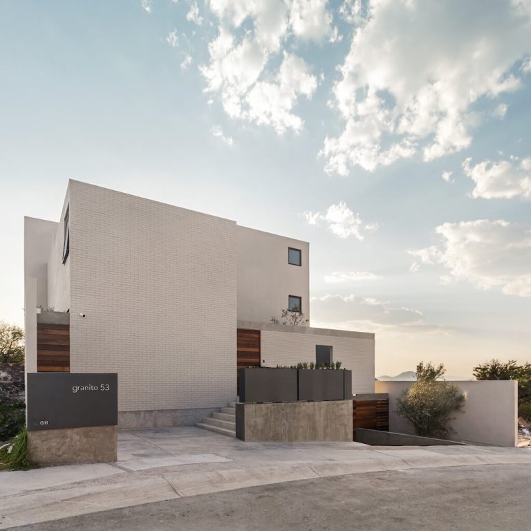 Casa Granito 53: Residencia contemporánea en Zibatá por Grupo Hersa