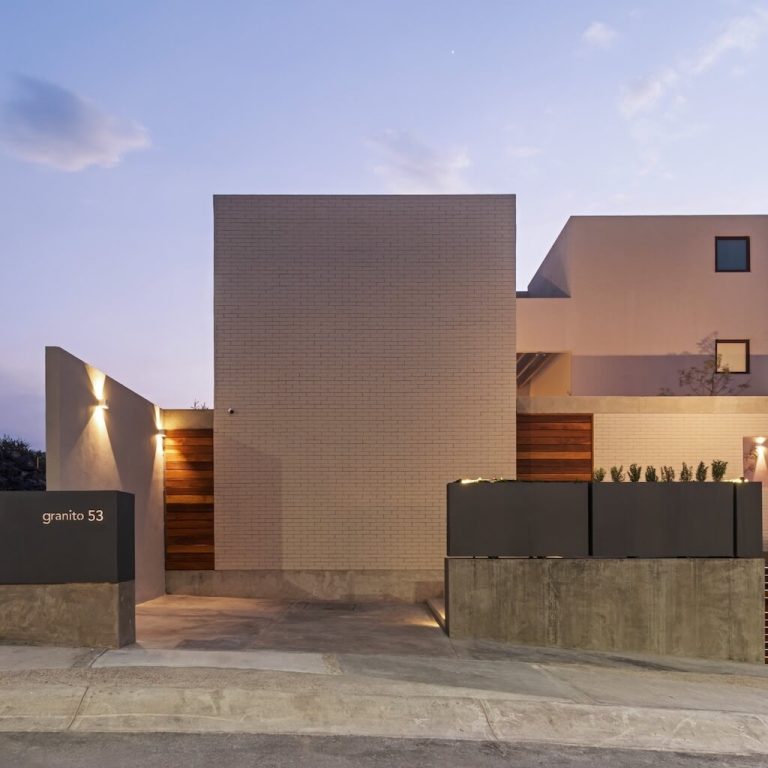 Casa Granito 53: Residencia contemporánea en Zibatá por Grupo Hersa