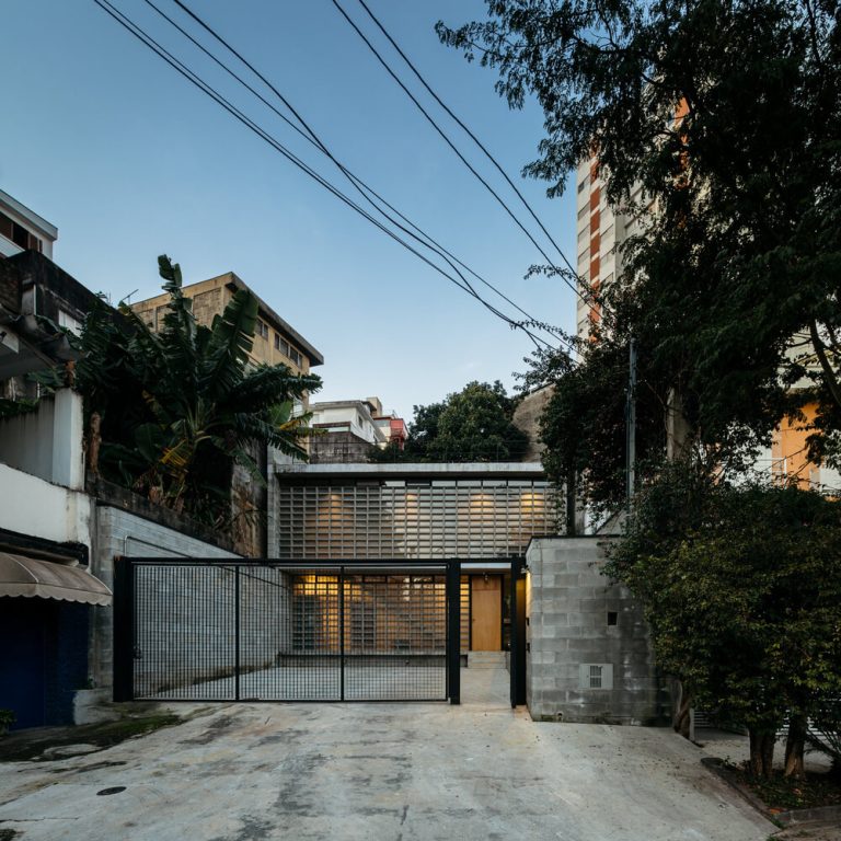 Casa Guaianaz por Terra e Tuma Arquitetos Associados