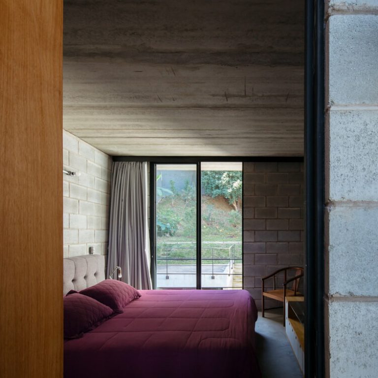 Casa Guaianaz por Terra e Tuma Arquitetos Associados