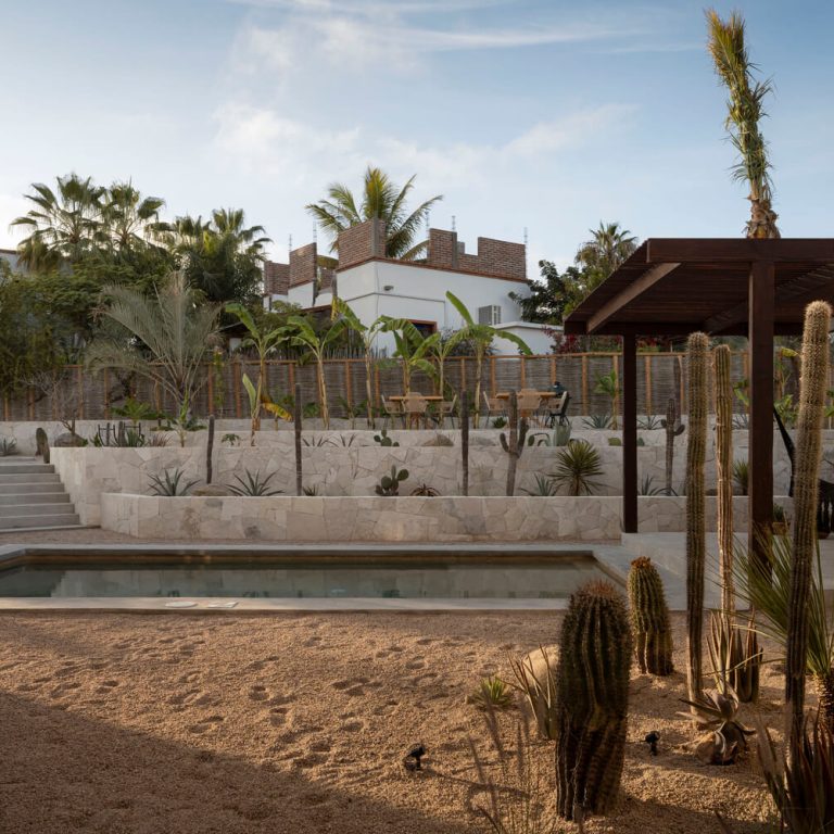 Sala de Casa Ka'anche abierta hacia el exterior